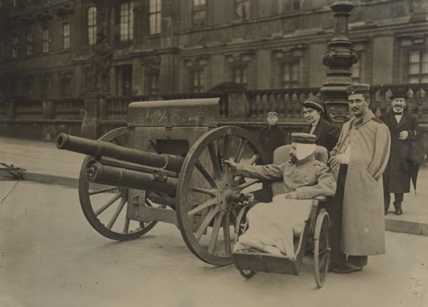 Wounded German soldiers in front of the Royal Palace in Berlin viewing captured Russian cannon.