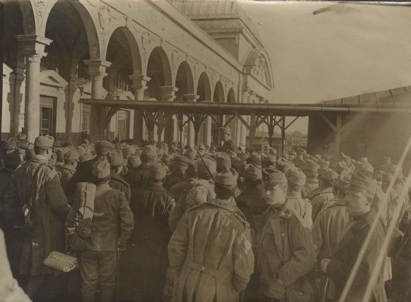 Wounded Austrian soldiers in the Vienna Rotunde waiting for leave certificates.