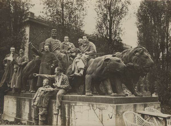Wounded Austrian soldiers posing in front of the monument. In the "Wiener Secession."