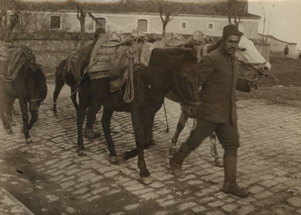 Turkish soldiers taking supplies to the front. 