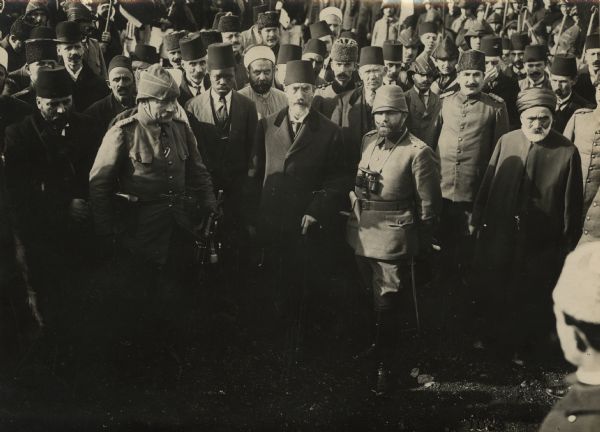 Djemal Pascha leaving Damascus in front of a large crowd. 