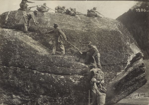 Tiroler Standschützen firing from atop a cliff against the hated Welschen.