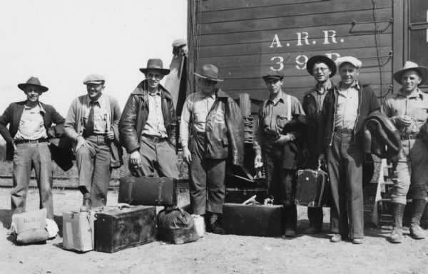 One image under the headline: "Dissatisfied Transients Quit in Alaska." Original caption reads: "Dissatisfaction at the Matanuska colonization project in Alaska has afflicted both the settlers themselves and the transient laborers. Some of the latter group are shown standing in front of the box car that serves as the Palmer depot just after they went out in a body claiming mismanagement of their affairs."