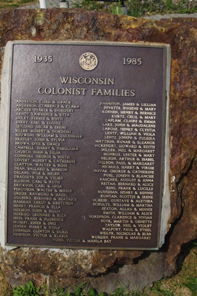 Plaque for Wisconsin Colonist Families, outdoors on a rock, 1935-1985.
