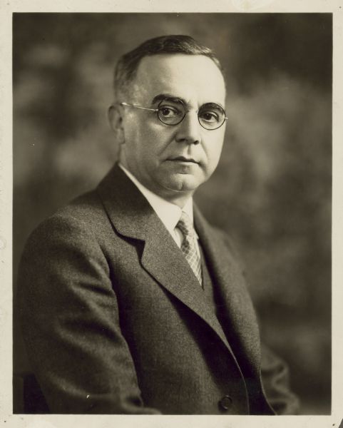 Waist-up portrait of Charles Lehman Aarons, who was a lawyer and Milwaukee County Circuit Court judge from 1925 to 1950.