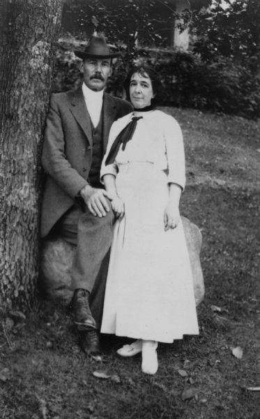 Outdoor portrait of UW-Madison sociology professor Edward Alsworth Ross and his wife, Rosamund Comstock (Simons) Ross.