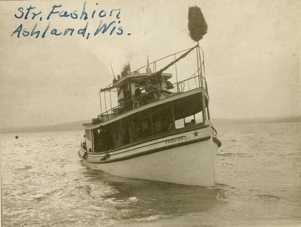 Steamboat "Fashion" on the water.