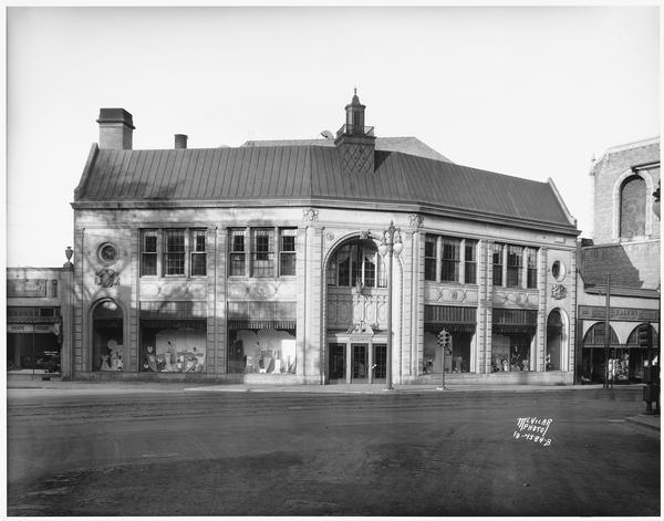 Exterior of the Kessenich building, later known as Yost's, located at 202-203 State Street. The building was designed by Frank Riley in 1923.
