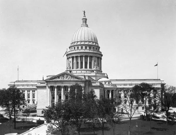 Exterior of the third Wisconsin State Capitol built in Madison in 1906-1917.