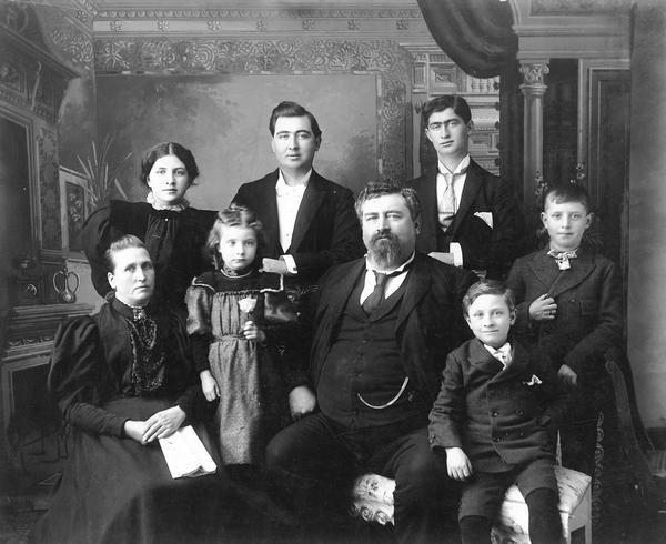 Eight members of the Atley Peterson family in a studio photograph.