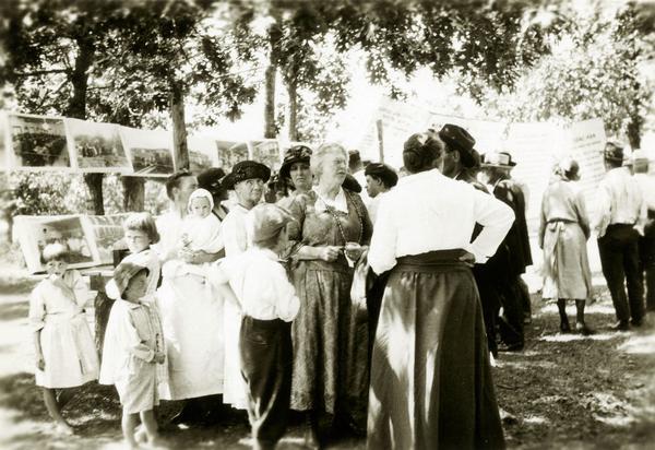 Audience surrounding Nellie Kedzie Jones on the Agricultural Extension Home Economics circuit in Northern Wisconsin.