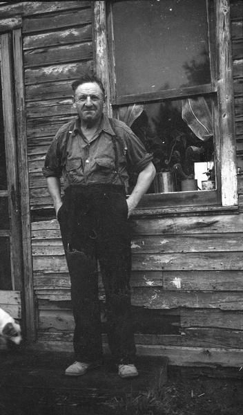 Outdoor portrait of Robert Walker. He recorded lumberjack songs for collector Helene Stratman-Thomas.