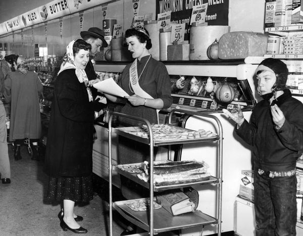 Mary McCabe, the 1954 Alice in Dairyland, talks with customers at a Big Bear grocery store.