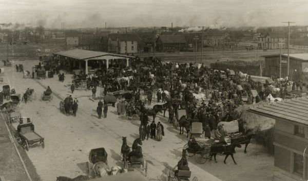 Crowded market which extended from Blount Street to Livingston Street, between Dayton and Mifflin Streets.