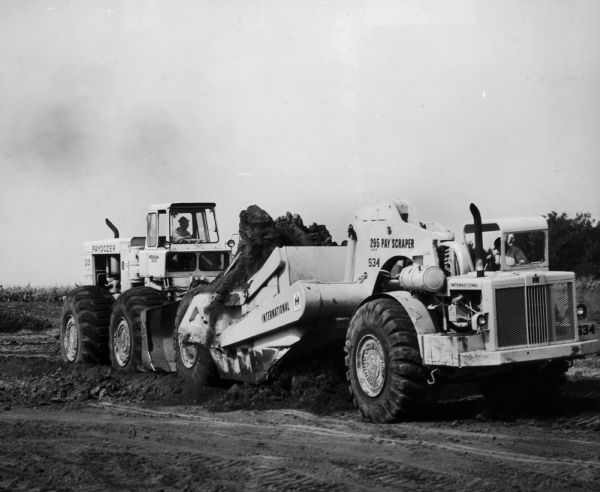 International D500 Paydozer and 295 Payscraper moving earth on a job site. The machines were manufactured by Hough, the construction equipment subsidiary of International Harvester.