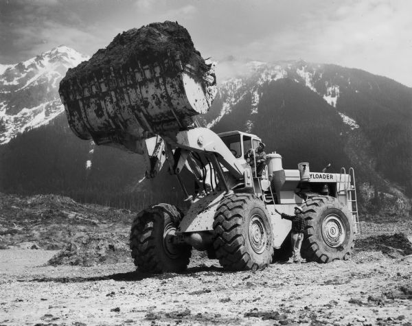 International H-400 Payloader lifting a load of dirt. The H-400 was built by Hough, the construction equipment subsidiary of International Harvester.
