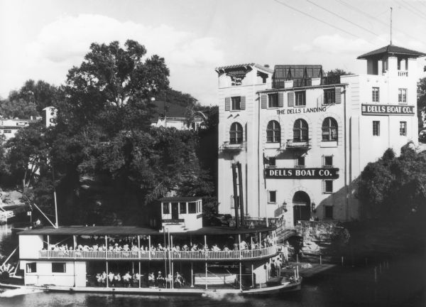 The steamboat "Winnebago" with passengers in front of the Dells Boat Landing.