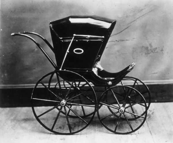 Children's carriage produced at children's carriage factory.