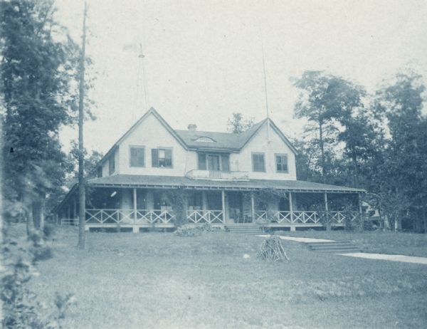 A building, probably a residence, at Fox Lake, Illinois.