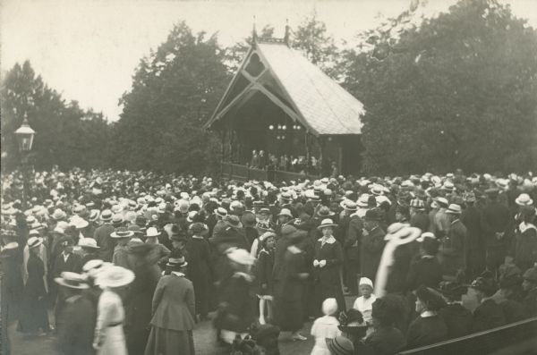 Crowd gathered at the Kristiania Peace Meeting, where Louis Paul Lochner spoke through an interpreter.