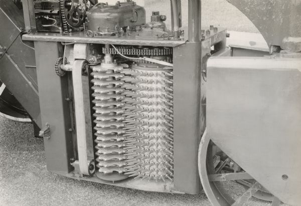 Engineering photograph of the doffer carding belt on a single-row, two drum, self-propelled experimental cotton picker.