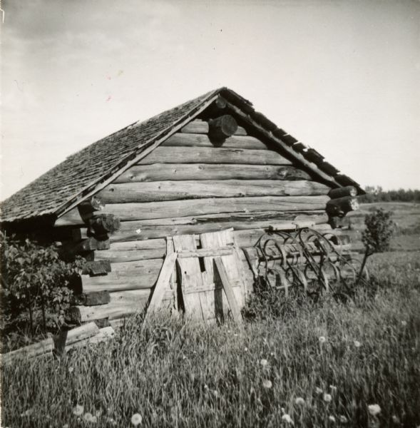 Log cabin-style sauna or steam bath.