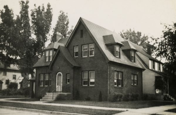 Exterior of the house at 702 Walton Place built by Willard Droster.