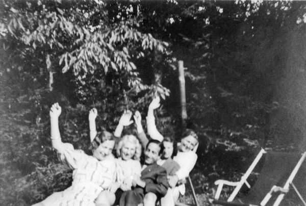 Vacationing at a North Sea resort restricted to Jews, from left: Eva Lauffer Deutschkron, three friends, Margeret Pollack (cousin).