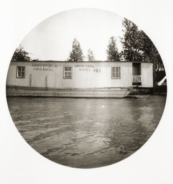 A trader's houseboat with the misspelled message on the outer walls, "Lisens expyrs May 24 1895."