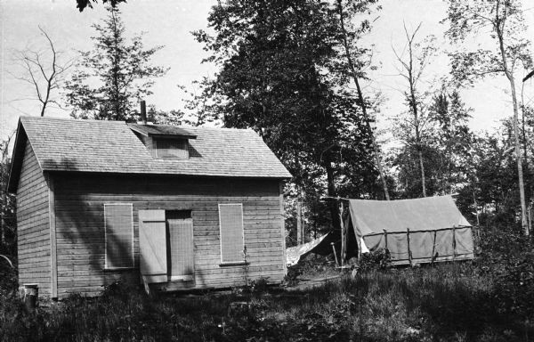 Thorstein Veblen's camp, consisting of a building and a tent. Probably on Washington Island.