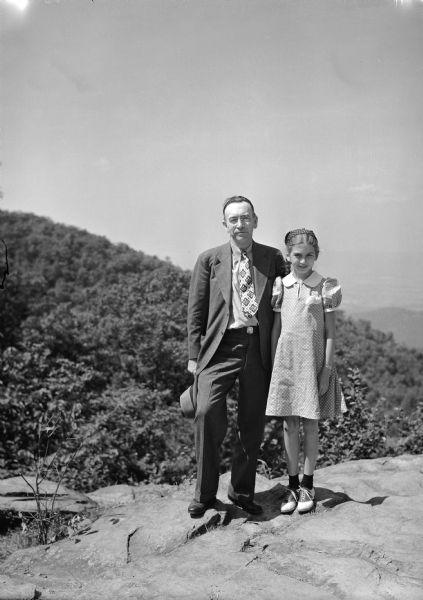 Albert and Ann Hansen posed together outdoors.