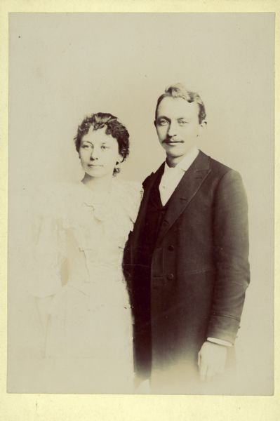 A three-quarter length wedding portrait of Harriet (Hattie) Bennett and Fred Snider.