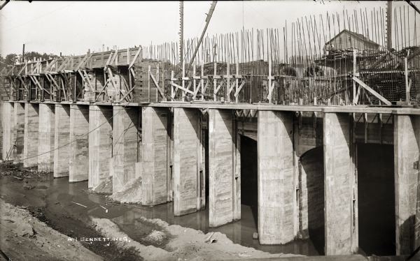 View of the dam under construction.
