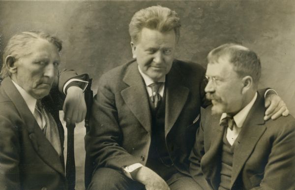 Robert La Follette (center) poses with Andrew Furuseth (left) and Lincoln Steffens.