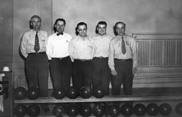 The Seaman's Body Local 75 bowling team.