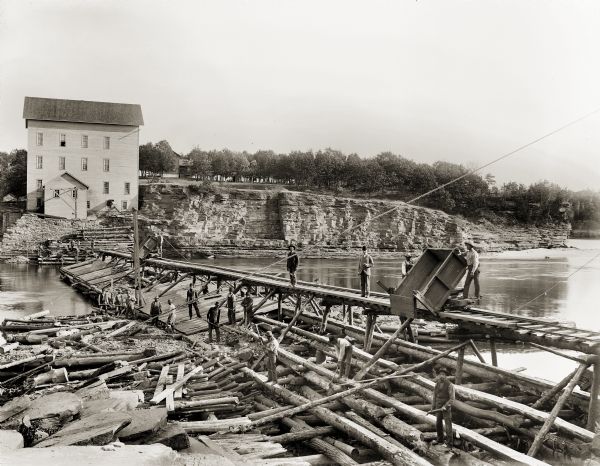 Men working on the dam at Munger's Mill.