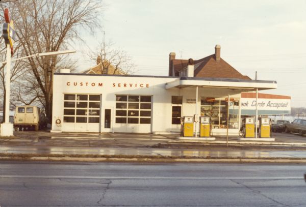 View from across street of Dillman's Sunoco service located at 421 Park Street.