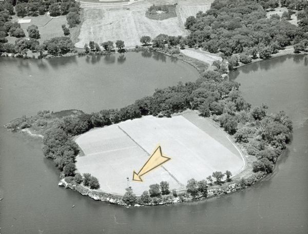 An aerial view of Governor's Island. A cutout of an arrow has been added.