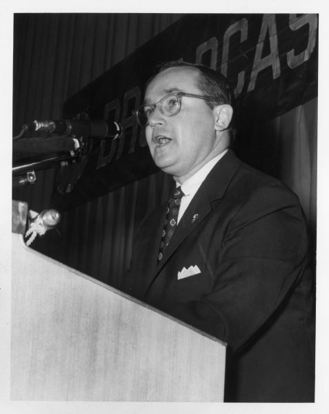 Newton Minow speaks at a National Association of Broadcasters event.