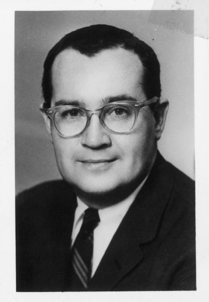 Head and shoulders portrait of Newton Minow.