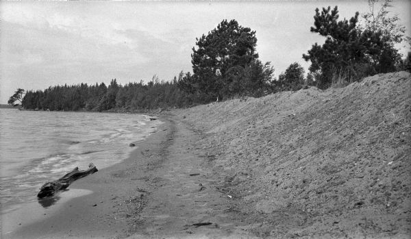 View along shoreline of Trout Lake. Caption reads: "Showing evidence of 'ice push,' or the piling up of lake shore sand as a result of the expansion of the lake ice cover during the winter."