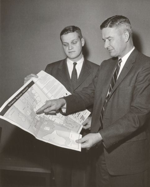 From left to right are Richard Schmidt, co-chairman of the "Great Decisions" program and John Nason, President of the Foreign Policy Association. 